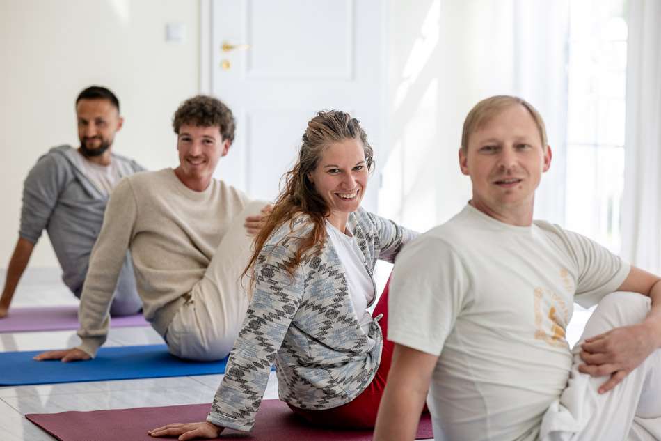 Vier Personen bei den Yogaübungen