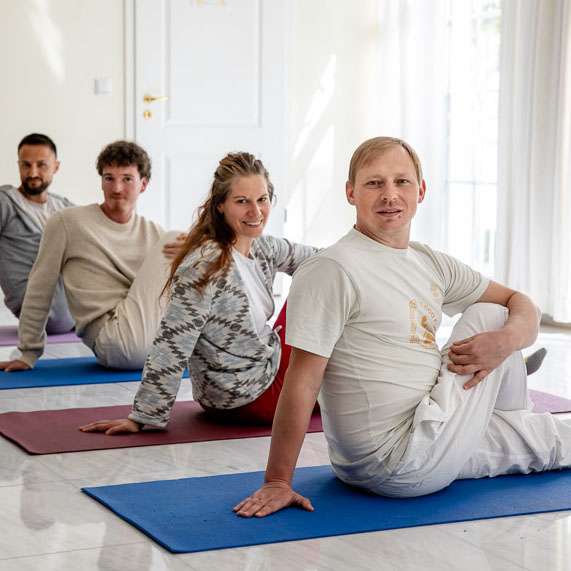 yoga5 Personen beim Ausüben der Yoga-Asanas